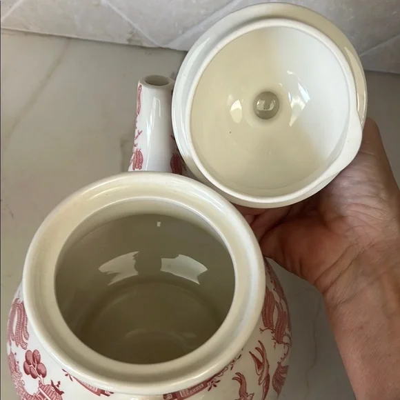 Red and White Churchill Teapot - Picture 5 of 8